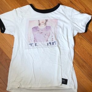 Taylor Swift 1989 world tour merch